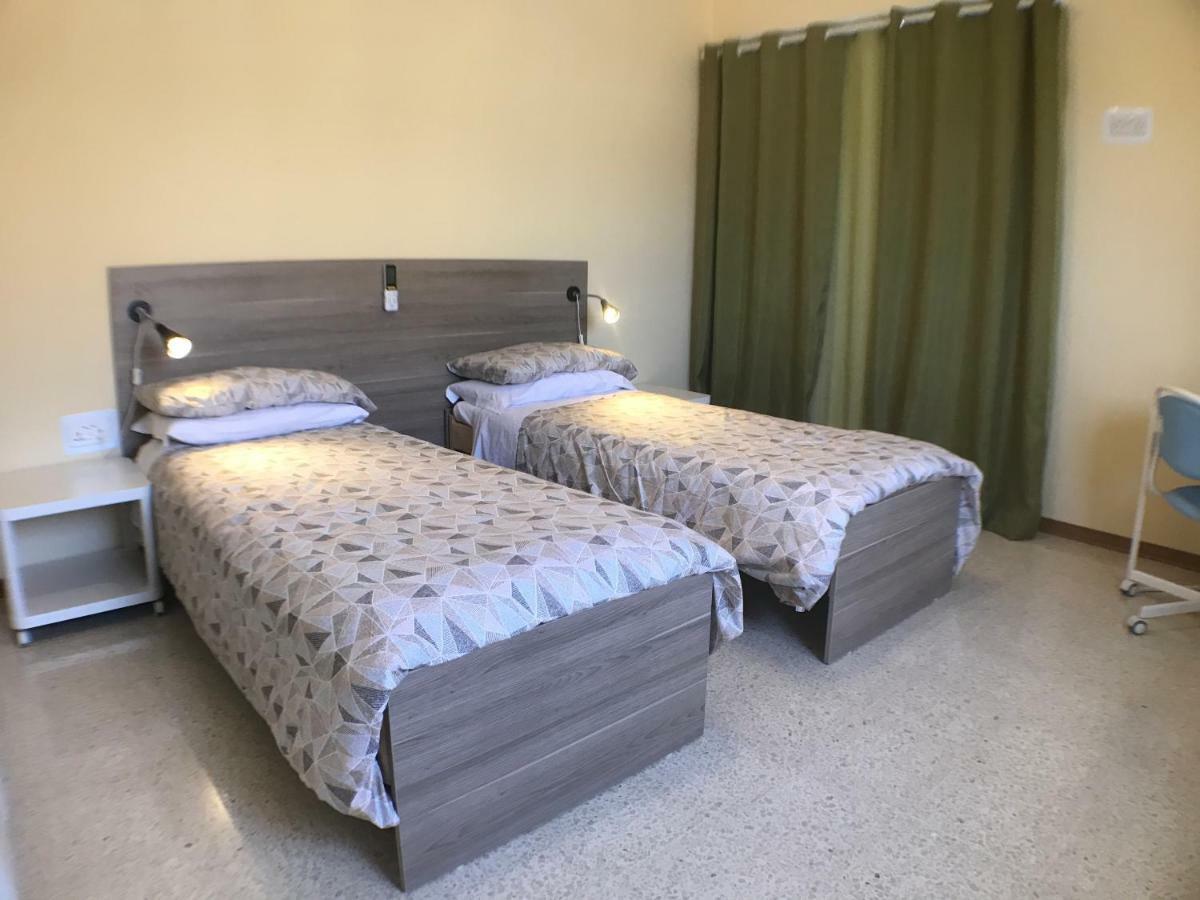 Corner Townhouse 1Km From University Msida Extérieur photo