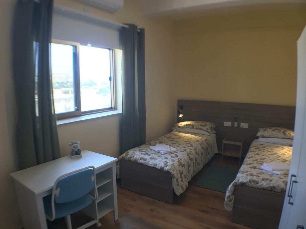 Corner Townhouse 1Km From University Msida Extérieur photo